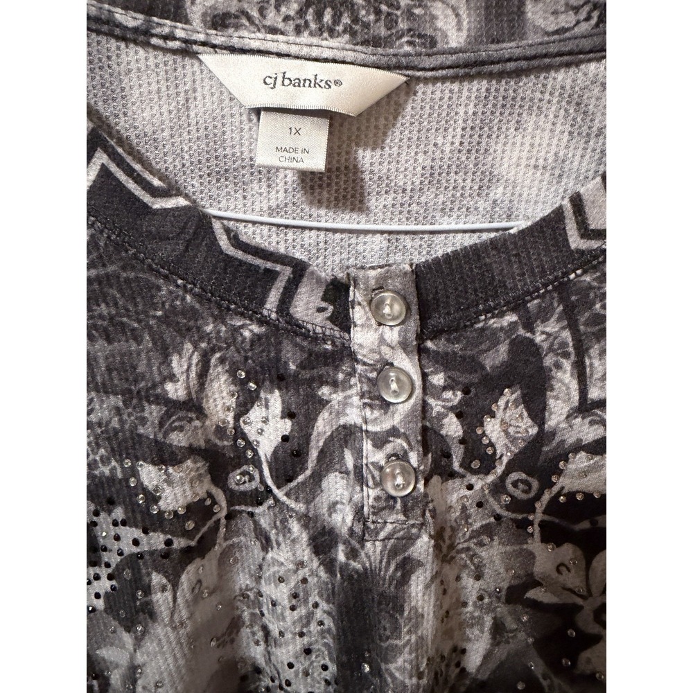 CJ Banks long sleeve top featuring a black and white abstract Size 1x - Picture 2 of 5